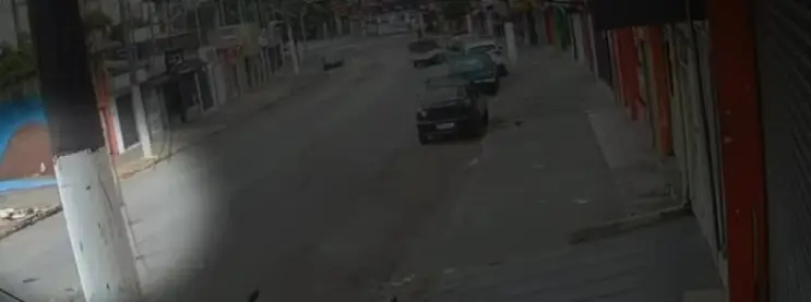Veja momento em que policial é assassinado com a própria arma (Foto: Reprodução/SBT)