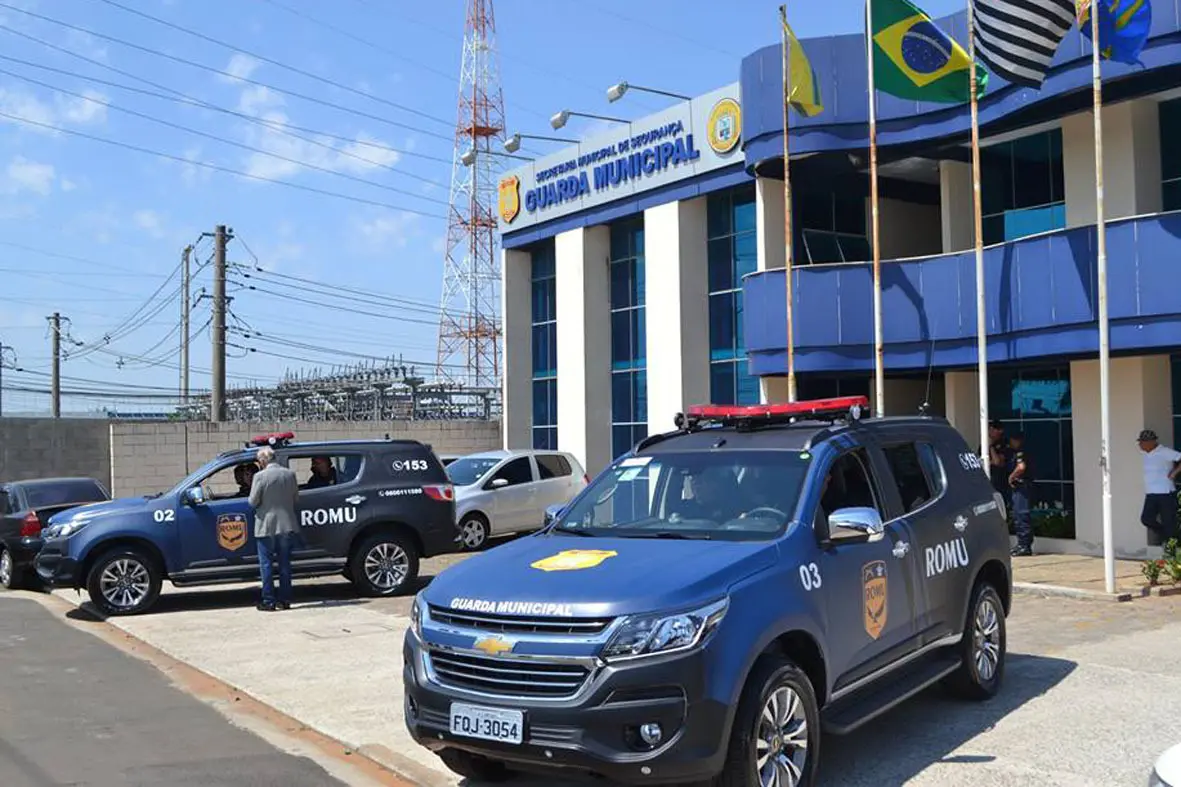 Homem é preso após atacar esposa e filha com golpes de faca