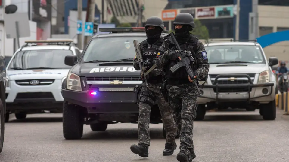 Grupo armado invade bar e realiza massacre; veja vídeo