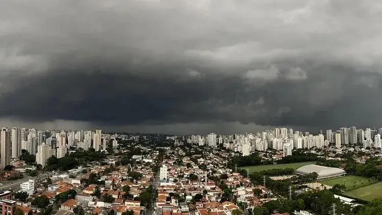 Tempo fechado na cidade de São Paulo  - Foto: Reprodução/ Defesa Civil SP