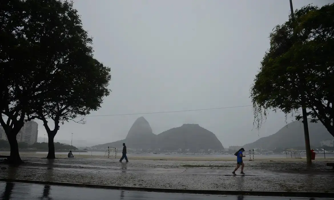 Inmet emite alerta de perigo para 197 municípios nesta quarta