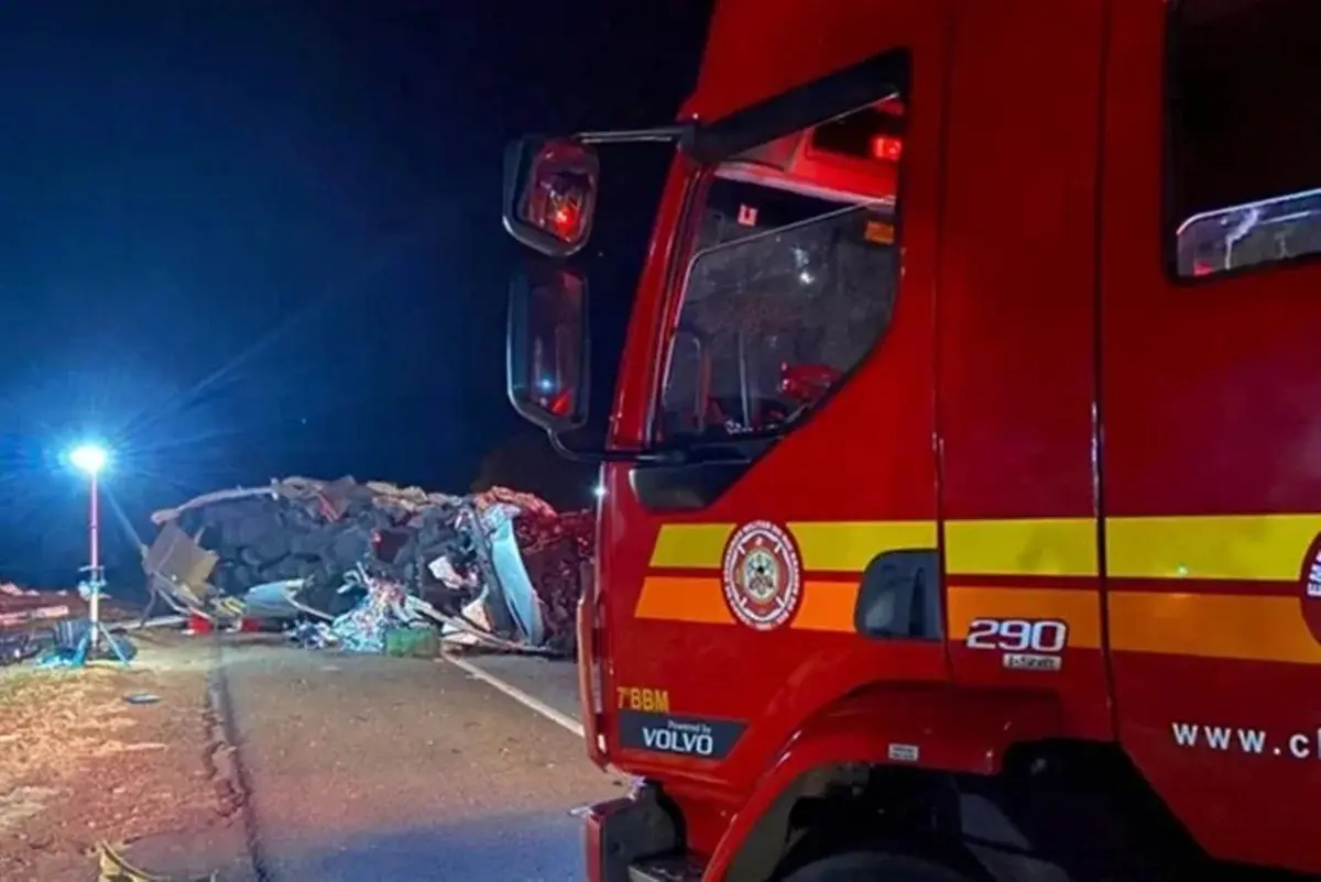Acidente entre caminhão e micro-ônibus deixa mortos em rodovia - Foto: Corpo de Bombeiros Militares de Carazinho / Divulgação