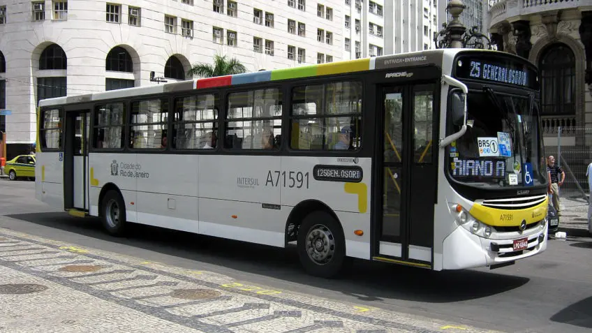 Passageiros entram em pânico após mulher ameaçar jogar pedras em ônibus; veja vídeo
