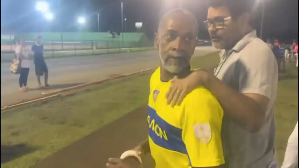 Homem é preso em jogo de futebol após arrastar a própria filha com o carro