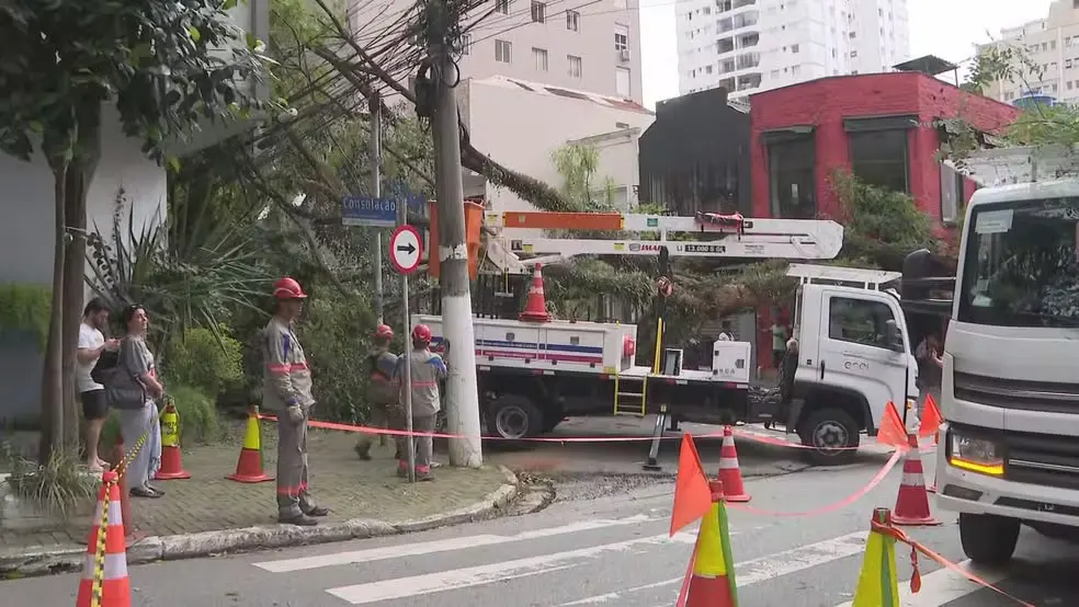 Enel trabalha na retomada de energia - Foto: Reprodução/TV Globo