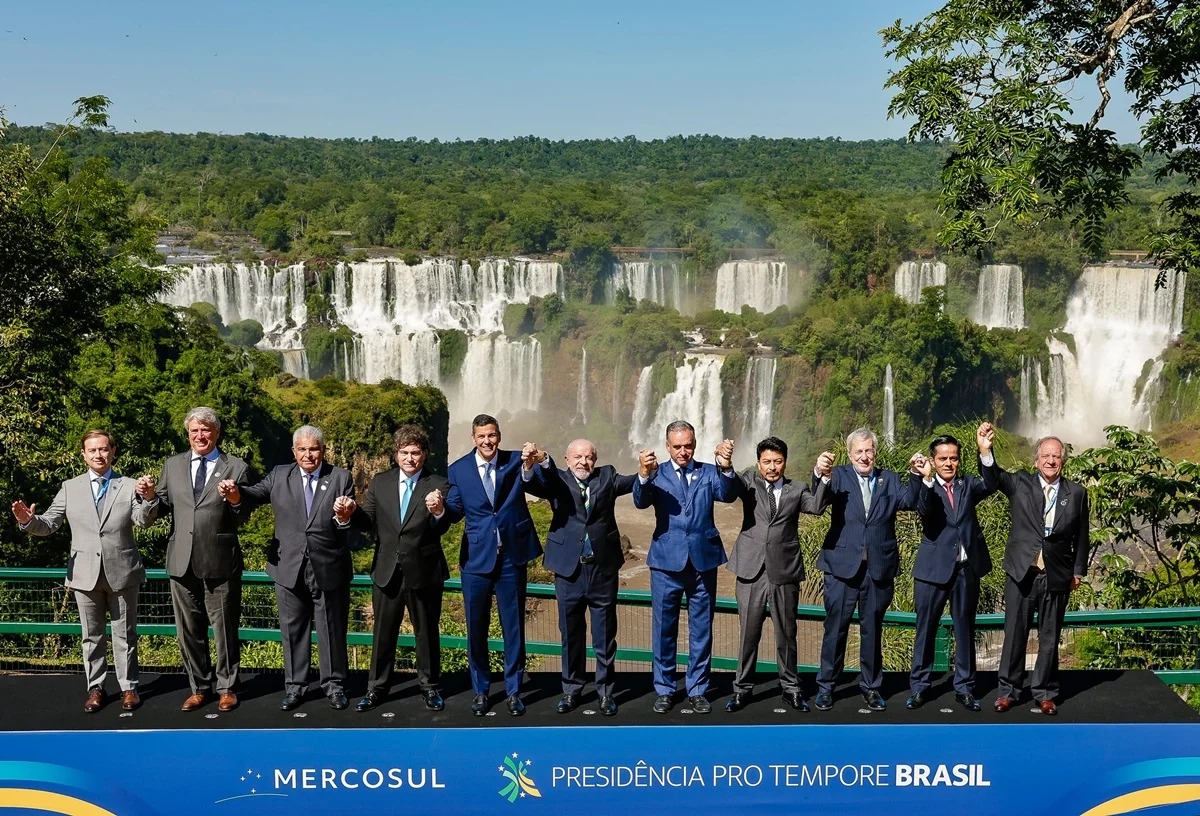 Ao lado de Milei, Lula posa para foto com líderes do Mercosul - Foto: reprodução/Ricardo Stuckert / PR