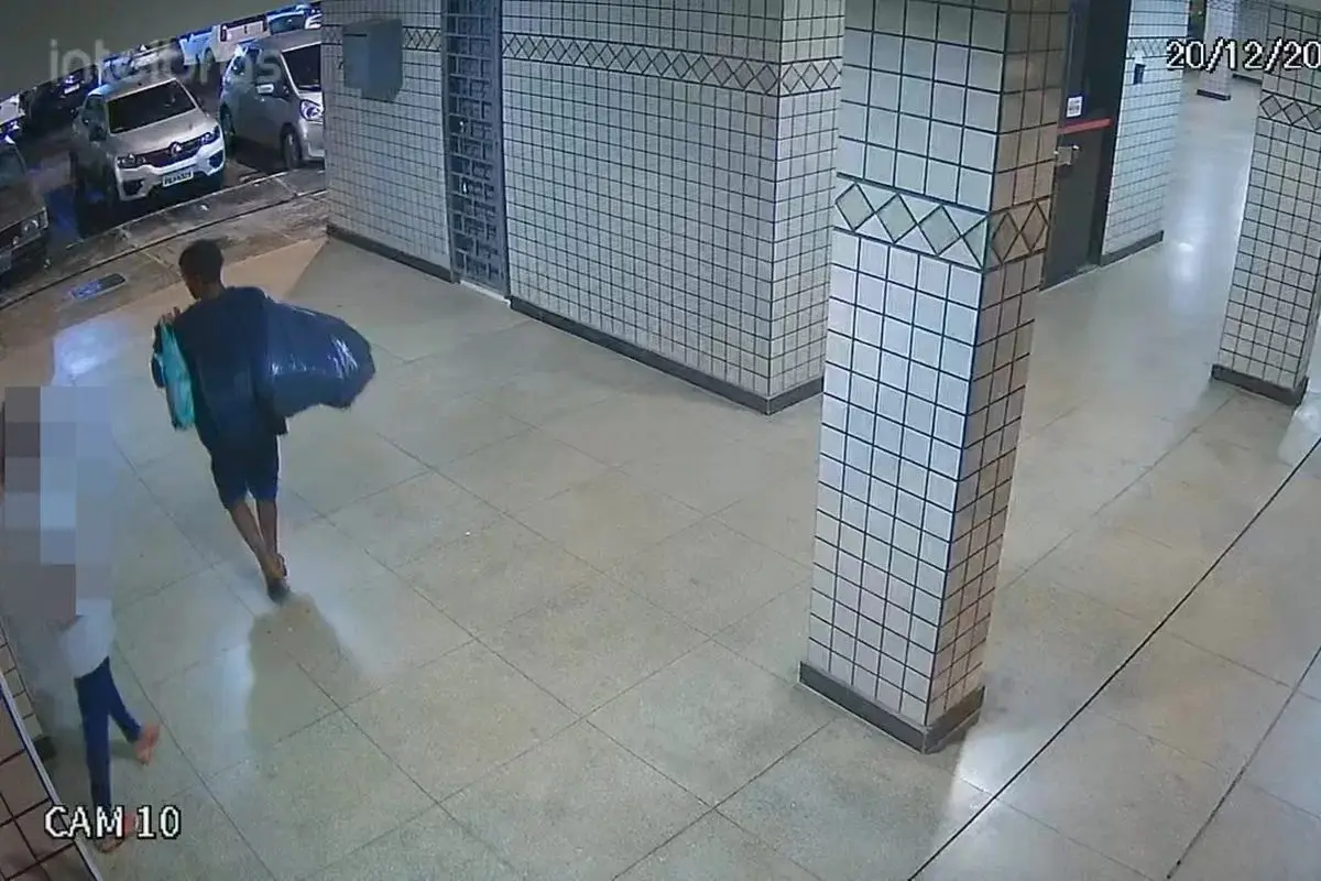 Homem acusado de abusar e espancar mulher é preso com camisinha no órgão genital