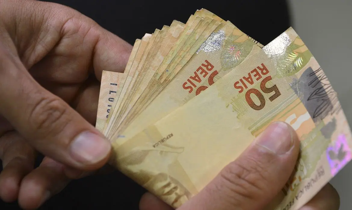 Segunda parcela do 13º salário deve ser paga até sexta; veja como calcular