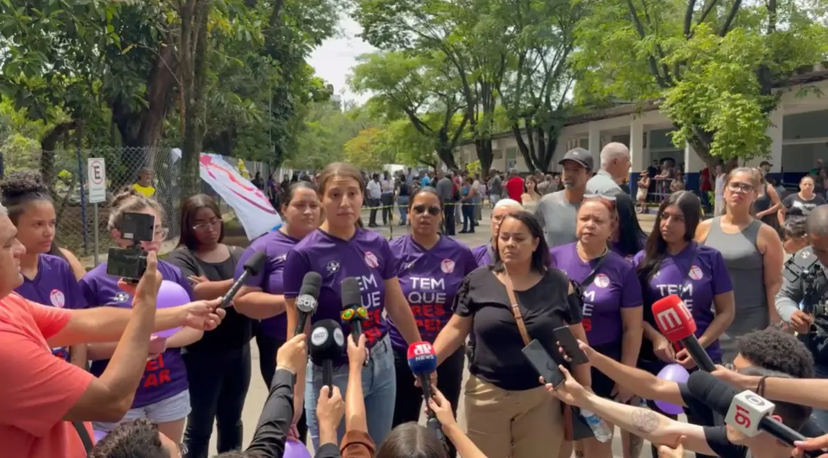 ‘Hoje foi a Tainara, amanhã quem será?’: amigas cobram justiça durante velório
