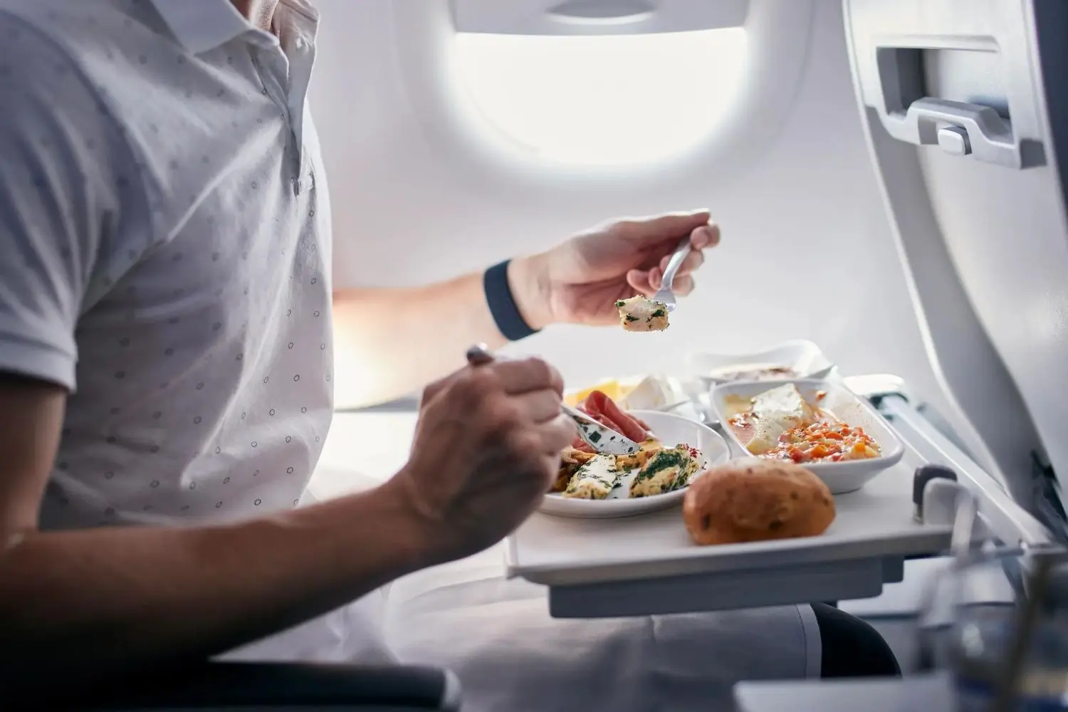 Descubra quais comidas que você não deve comer de jeito nenhum ao viajar de avião - Foto: reprodução/Freepik