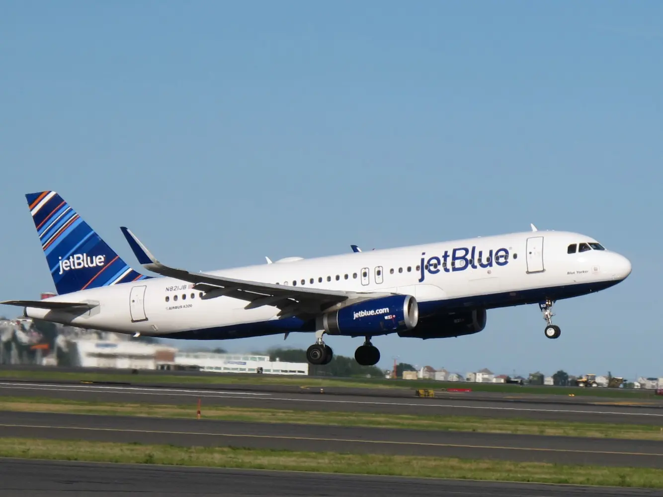 Avião comercial evita colisão com aeronave da Força Aérea dos EUA