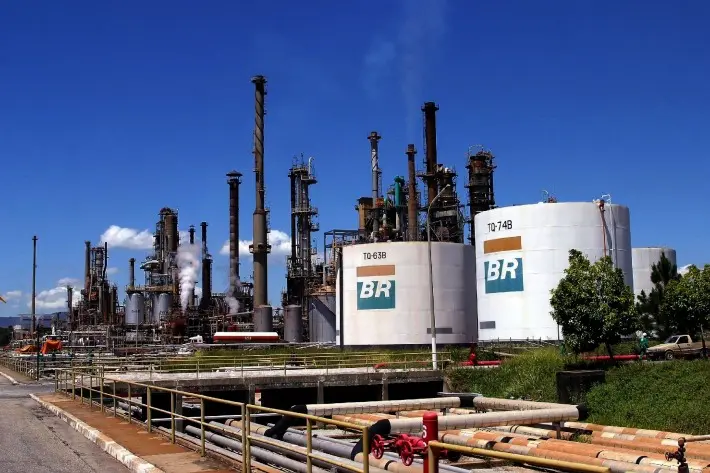 Petroleiros da Petrobras iniciam greve por tempo indeterminado