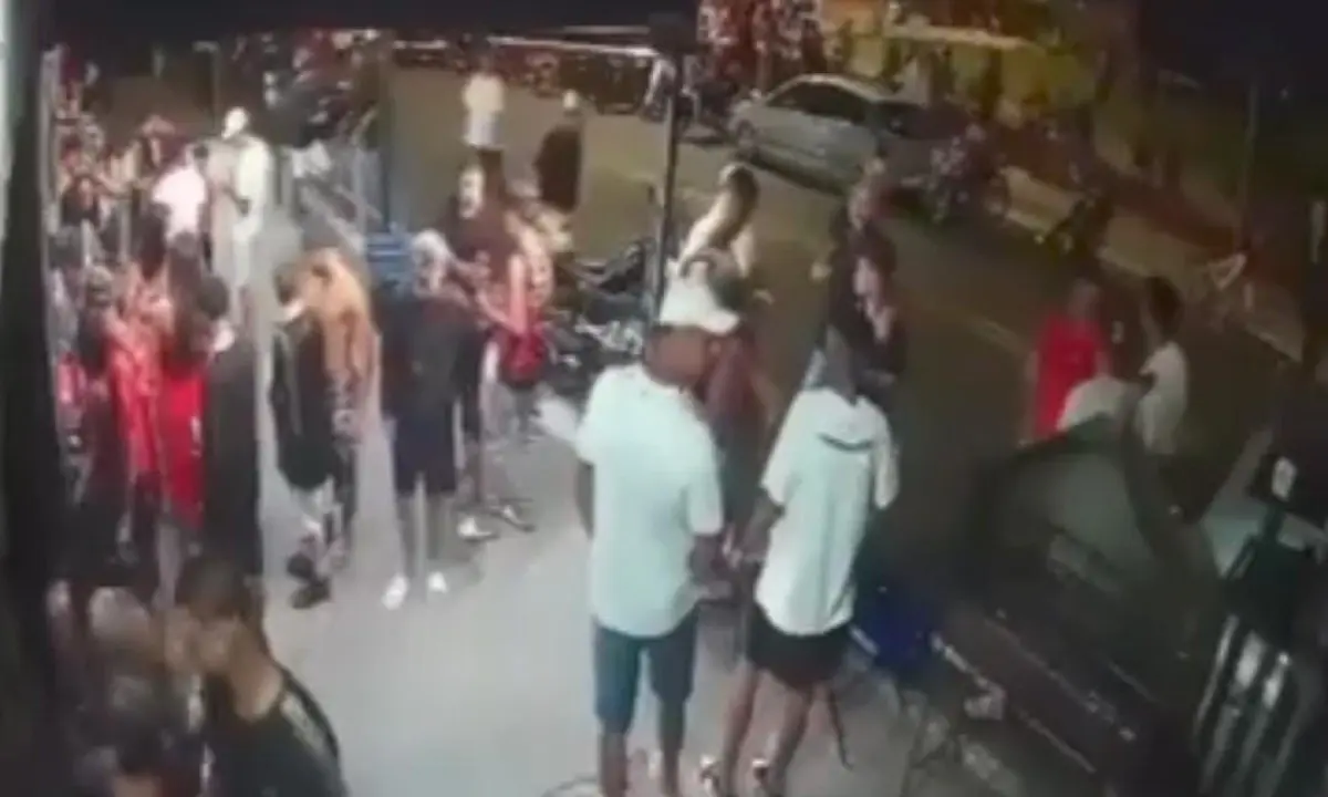 Vídeo mostra momento do tiroteio em bar que matou um e feriu 8