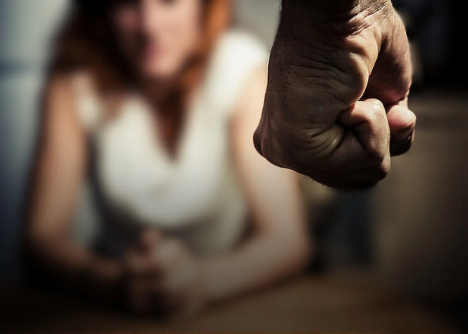 Mulher é salva pelo filho pequeno ao ser esfaqueada pelo marido