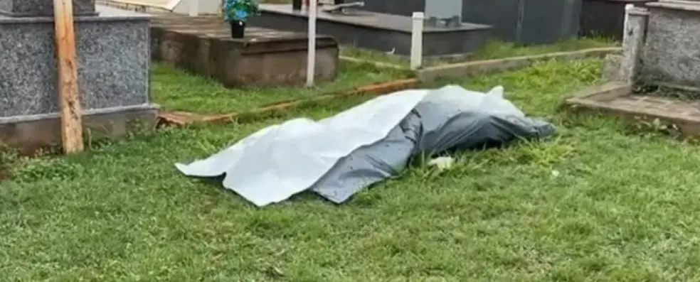 Corpo é deixado em gramado de cemitério em Tocantinópolis (Foto: Rede Bico TV/Reprodução TV Anhanguera)