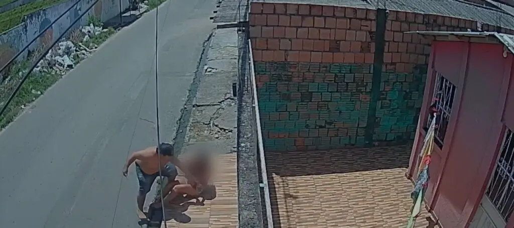 Jovem é ameaçada com faca por ladrão e é salva pela mãe: 'deixa minha filha' (Foto: Reprodução)