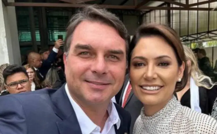 Flávio diz que Michelle ‘atropelou’ Bolsonaro