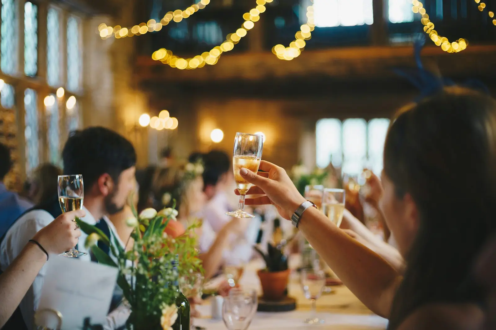 Dois jovens morrem baleados durante casamento; tiros teriam ocorrido enquanto eles dançavam