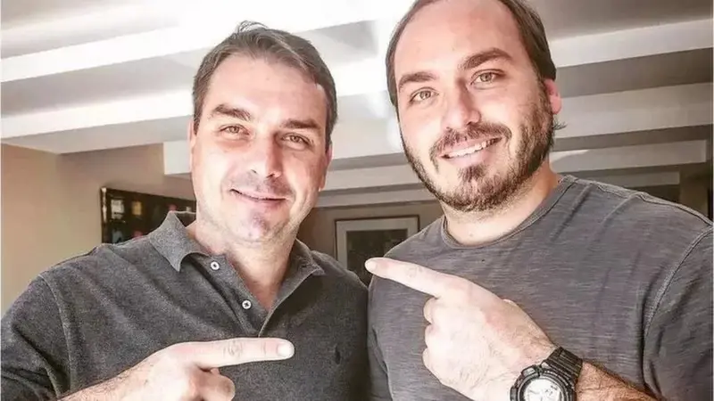 Carlos Bolsonaro se manifesta sobre briga entre Michelle e Flávio