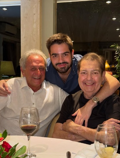 Faustão aparece em clique raro durante Natal com a família