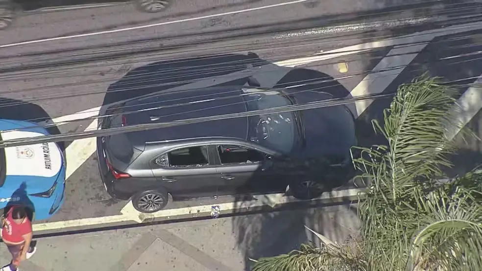 Carro em que a vítima estava ficou com diversas marcas de tiros — Foto: Reprodução/TV Globo