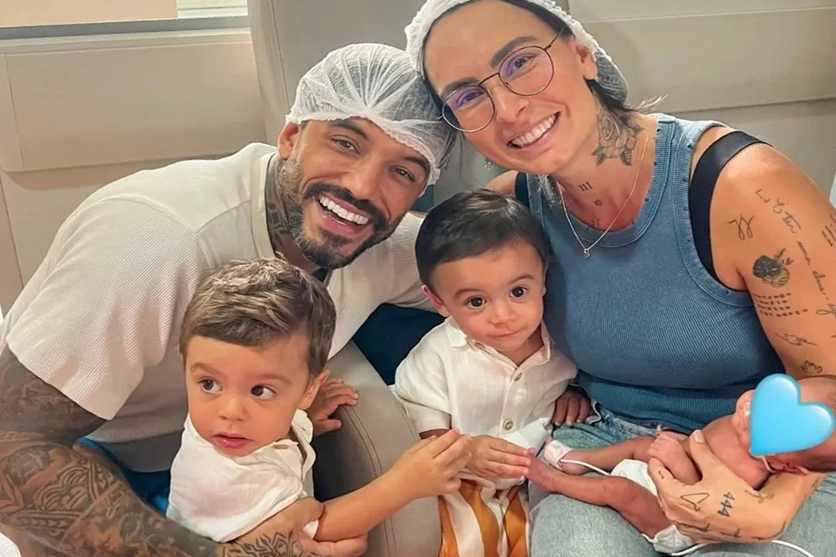 Filho de influenciadora é levado ao hospital após encostar em ninho de lagartas venenosas