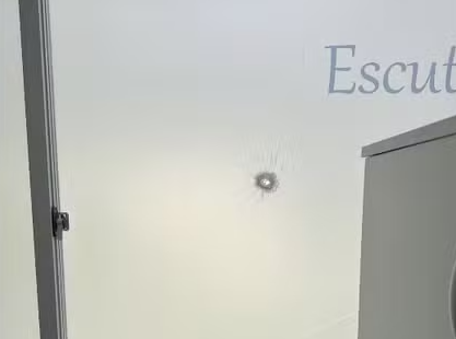 Clínica foi atingida por disparos durante tiroteio entre facções (Foto: Reprodução)