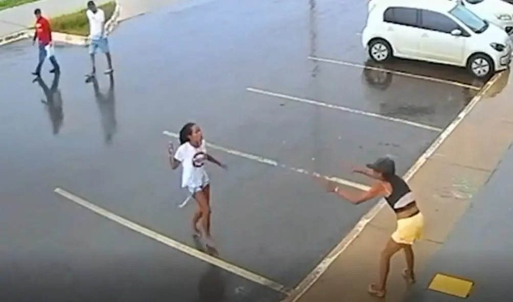 Mulher atacou outra a facadas para cobrar roubos (Foto: Reprodução)