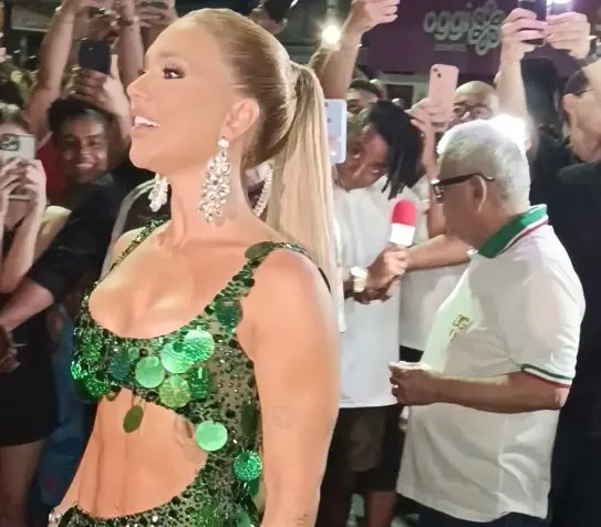 Virginia samba em primeiro ensaio de rua da Grande Rio (Foto: Reprodução)