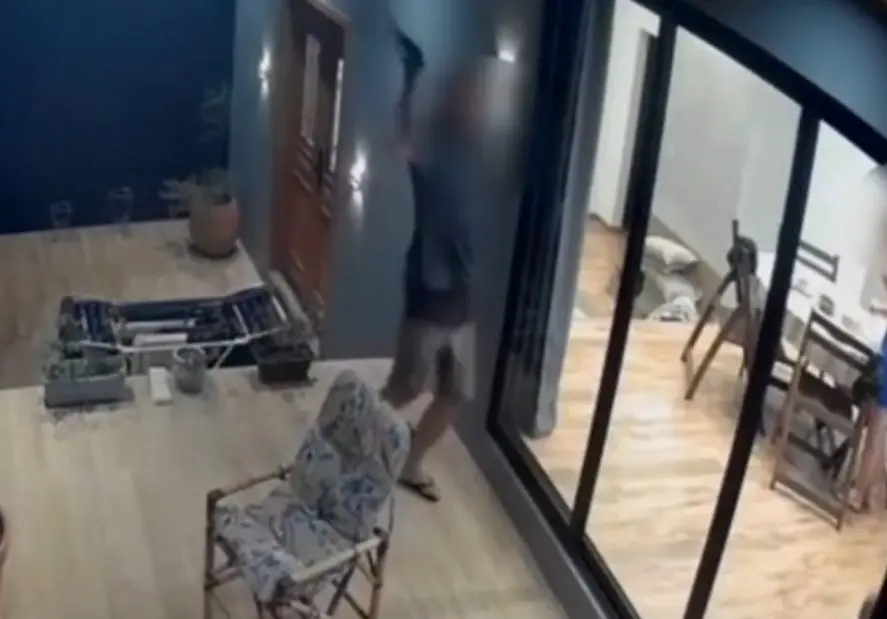 Homem é filmado invadindo casa com facão (Foto: Reprodução)