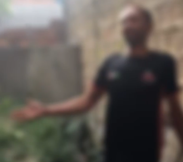 Homem é agredido com pedaço de madeira como punição (Foto: Reprodução)