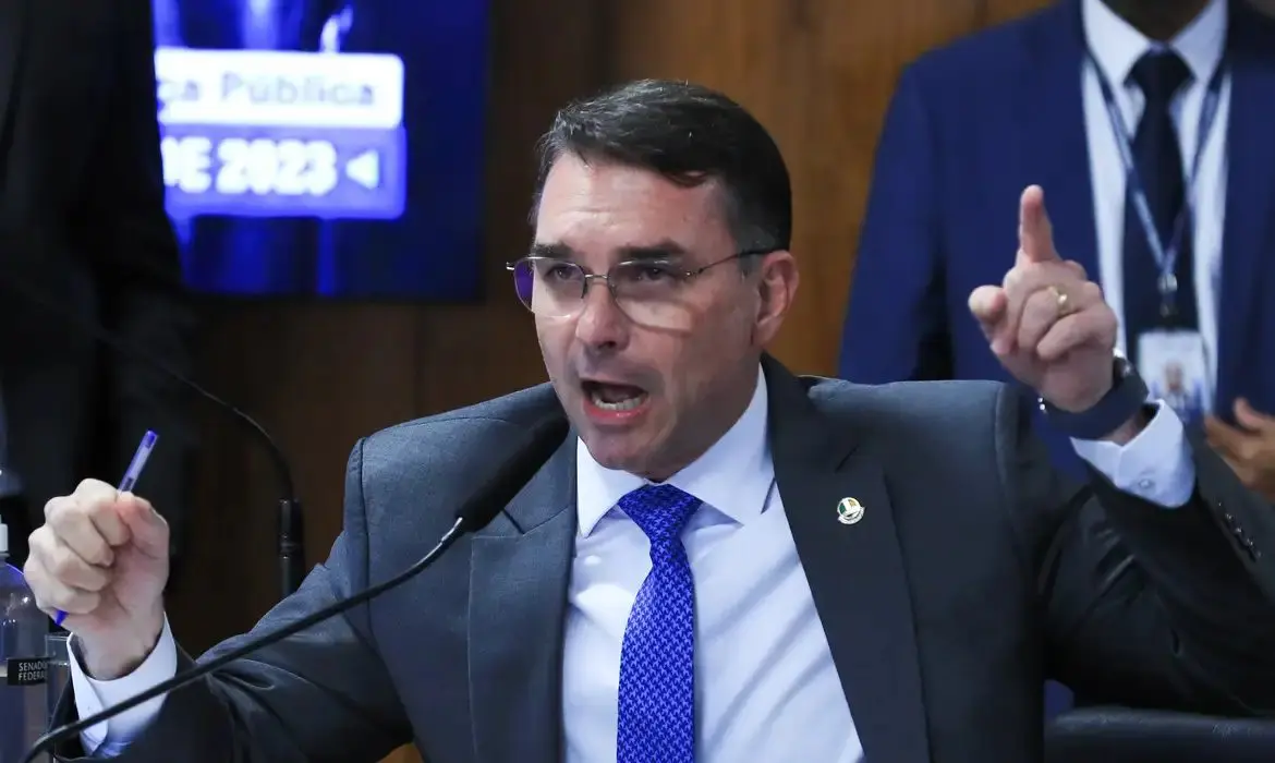 Flávio Bolsonaro celebra retirada de Lei Magnitsky (Foto: Lula Marques / Agência Brasil)