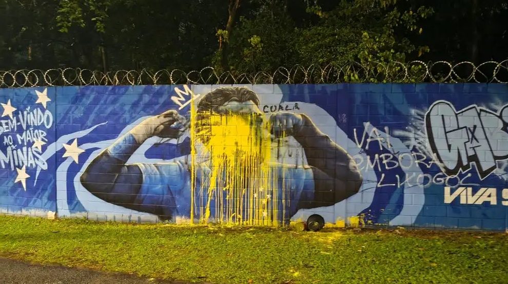 Muro foi pichado após eliminação (Foto: Reprodução)