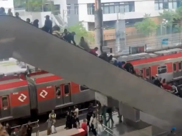 Problema em escada rolante gerou caos em SP (Foto: Reprodução)