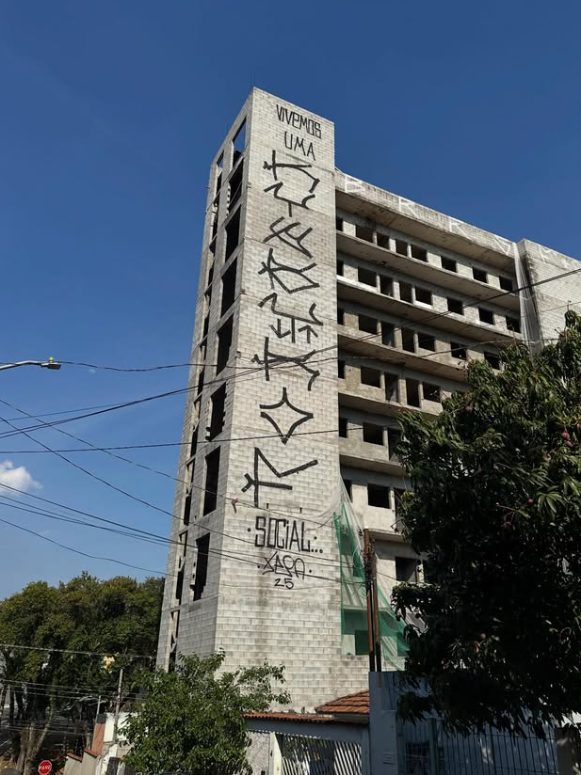 "Vivemos uma KTASTROF social", diz o pixo (Foto: Reprodução / Redes Sociais)