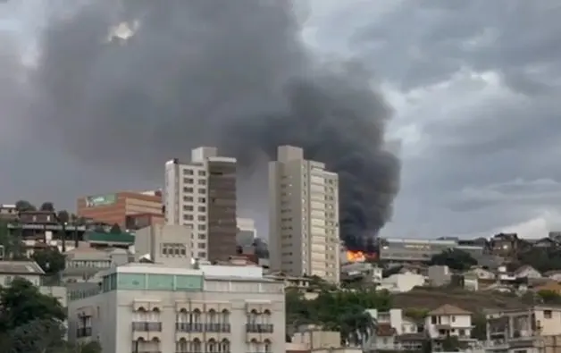 Incêndio consumiu prédio em BH (Foto: Reprodução)