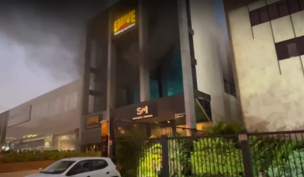 Prédio incendiado pertencia à Emive (Foto: Reprodução)