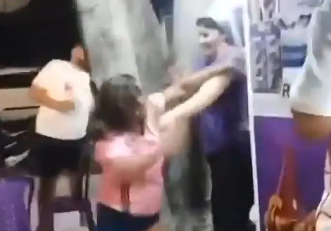 Mulheres entraram em luta corporal por desentendimento (Foto: Reprodução)