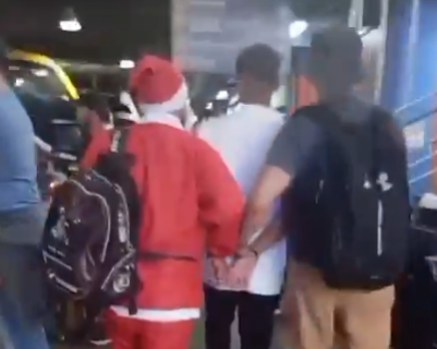Policial se vestiu de Papai Noel para prender suspeito (Foto: Reprodução)