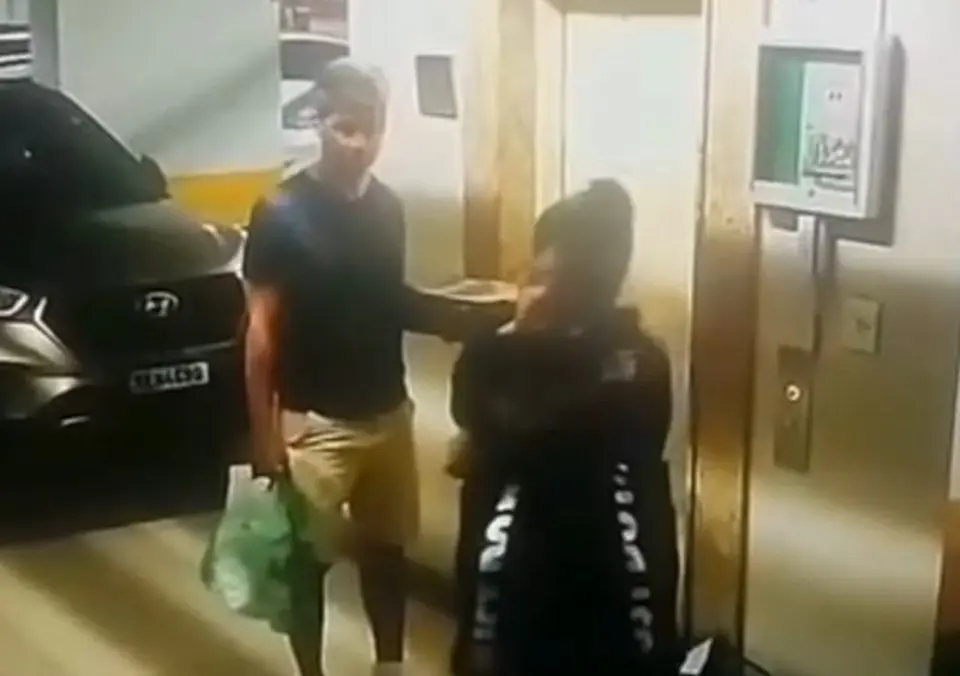 Auditor é flagrado por câmera agredindo namorada e enteado (Foto: Reprodução)