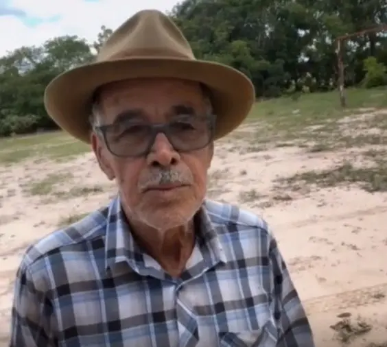 Gusttavo Lima negocia preço de caminhonete com o pai (Foto: Reprodução)