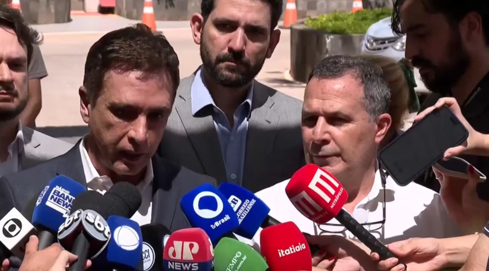 Equipe médica de Bolsonaro comenta possibilidade de prisão domiciliar (Foto: Reprodução / Record)