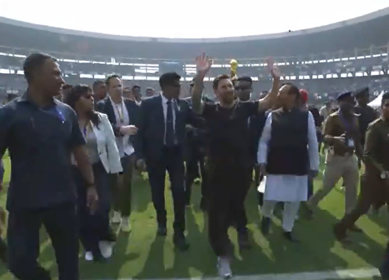 A estreia de Lionel Messi na turnê “Goat Tour 2025”, no sábado (13), terminou em confusão no Estádio Salt Lake, em Calcutá, na Índia. Reprodução/redes sociais