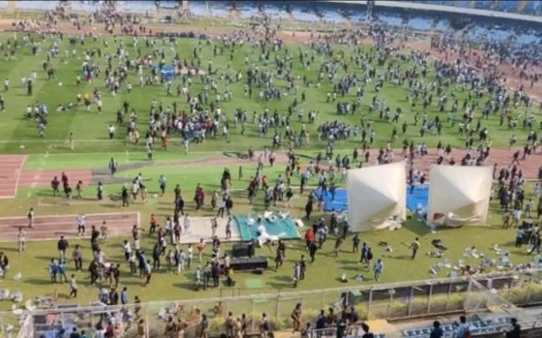 A estreia de Lionel Messi na turnê “Goat Tour 2025”, no sábado (13), terminou em confusão no Estádio Salt Lake, em Calcutá, na Índia. Reprodução/redes sociais