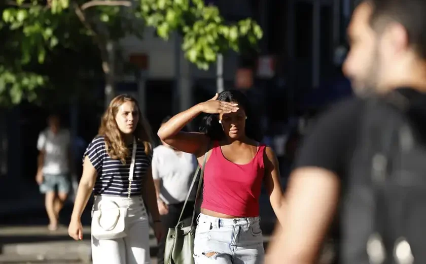 Pessoas se protegem do sol durante onda de calor  (Foto: Fernando Frazão / Agência Brasil)