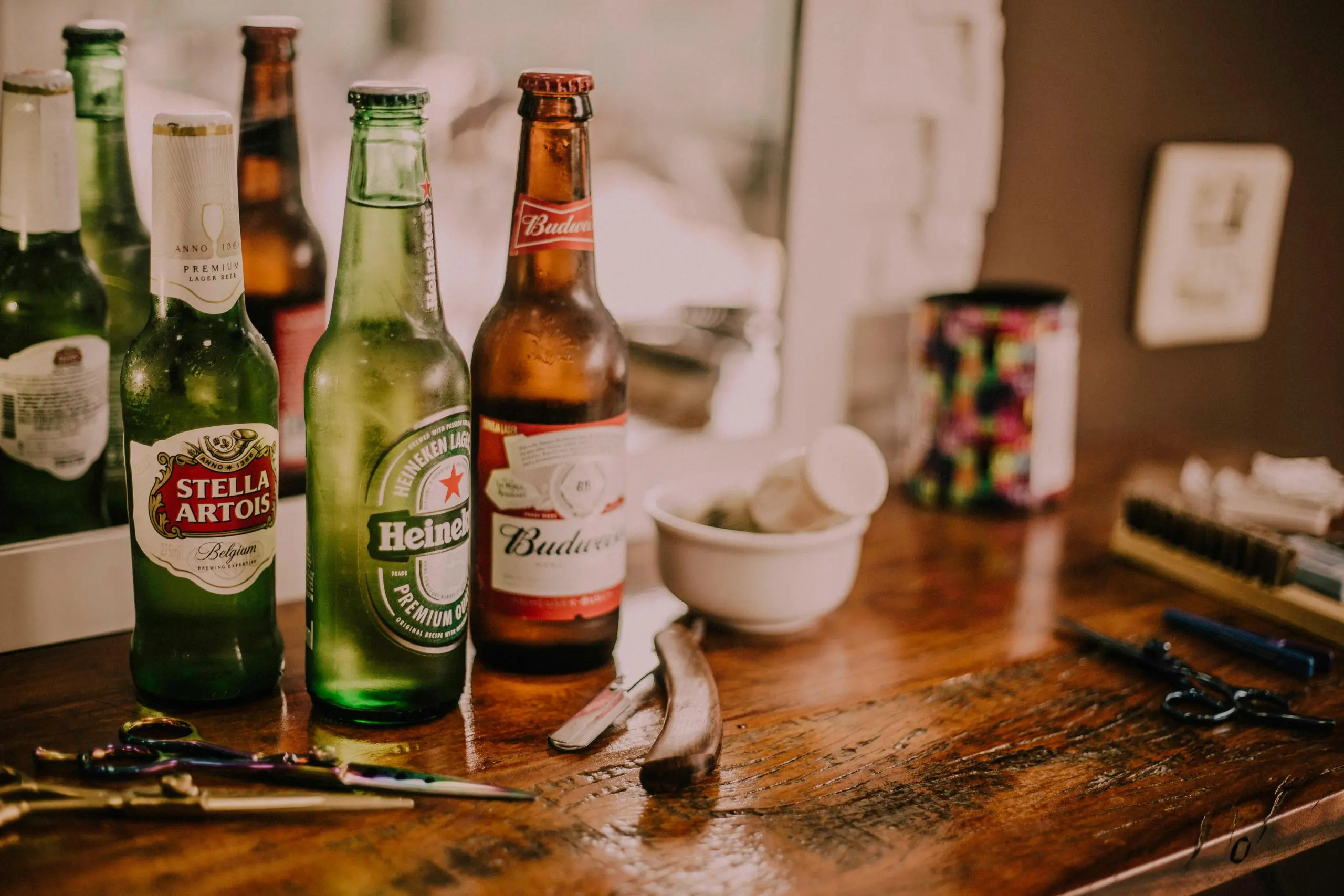 Bar causa polêmica ao oferecer cerveja grátis para quem denunciar imigrantes ilegais