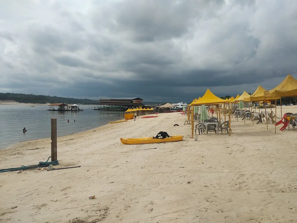 Corpo em decomposição é encontrado em praia