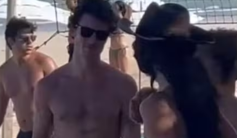 Shawn Mendes joga vôlei no Brasil e manda ‘beijinho’ para Bruna Marquezine; veja vídeo