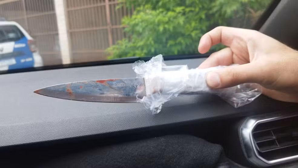 Mulher com medida protetiva é encontrada morta após ser estrangulada com corda de varal e esfaqueada pelo ex