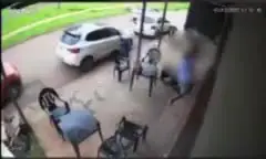 Câmera de segurança flagrou o momento em que o agressor ataca a vítima com golpes de faca pelas costas dentro de uma distribuidora de bebidas. Foto: Reprodução.